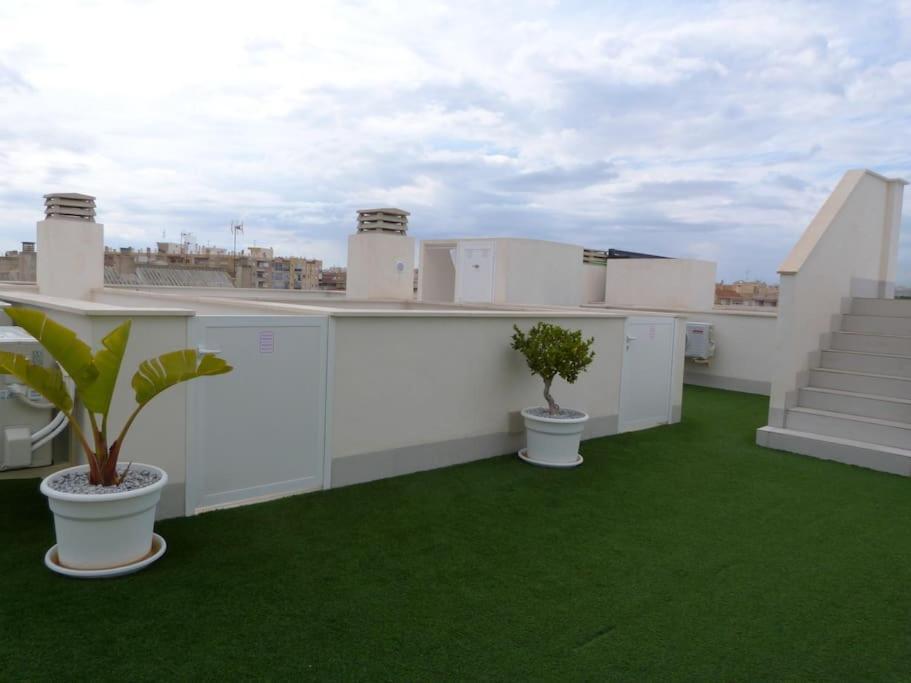 Modern Apartment In Torrevjea 200M From The Loccos Beach Torrevieja Eksteriør billede